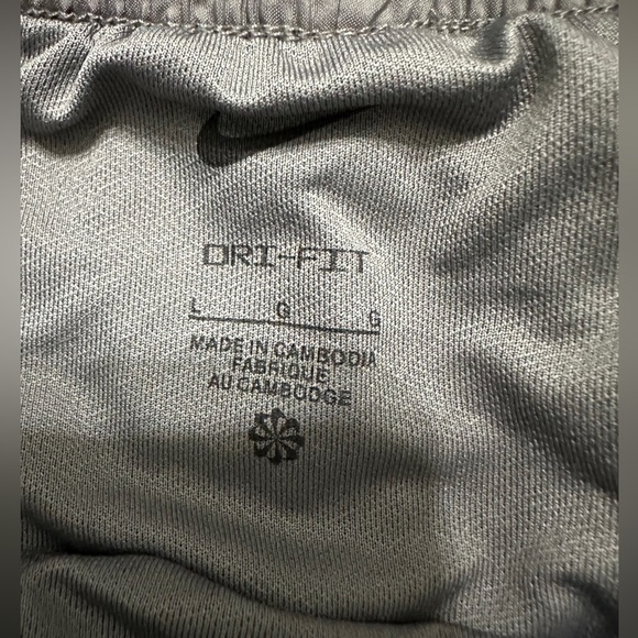 🛍️ Dri-fit Nike Gray shorts with underwear Size L excellent condition - Picture 7 of 7